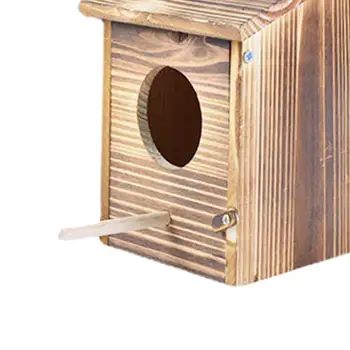 На овехтялата дървена къщичка за птици, защитени от атмосферни влияния, спален кутия за размножаване гнезда за папагали